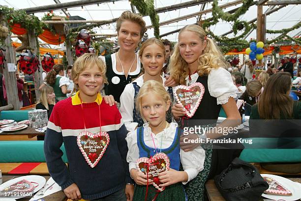 Stephanie Gräfin Von Pfuel Mit Ihrern Kindern Karl, Amelie ,Sophie Und Benedikta Bei Der "Kinderwies`N" Im Käferzelt Auf Dem Oktoberfest .