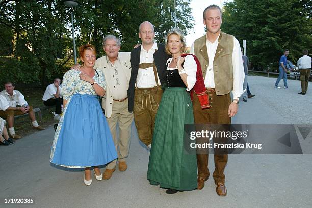 Suzanne Von Borsody Mit Freund Jens Schniedenharn Und Ihrem Vater Hans Mit Seiner Ehefrau Karin Und Schniedenharns Bruder Björn Bei "Cooking For...