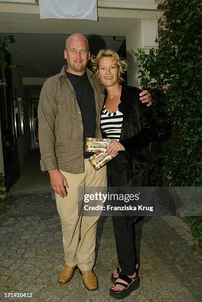 Suzanne Von Borsody Und Freund Jens Schniedenharn Bei Ausstellunbg Der Fotografien Von R.Wood In Der Galerie "Camerawork" Vor Dem Stones Konzert In...