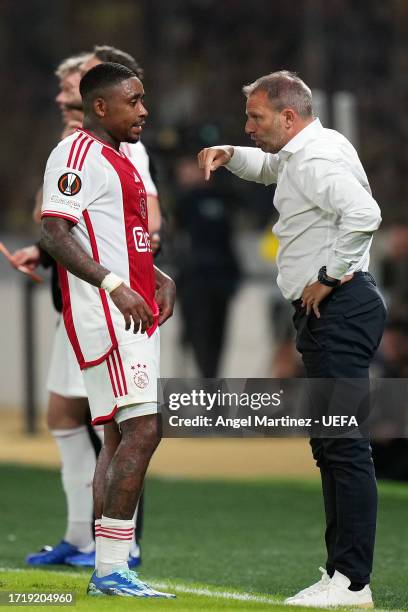 Head coach Maurice Stejin of AFC Ajax talks to Steven Bergwijin of AFC Ajax during the UEFA Europa League match between AEK Athens and AFC Ajax at...