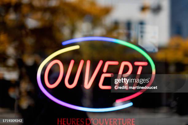 storefront sign open in french ouvert. - bordje-met-openingstijden stockfoto's en -beelden