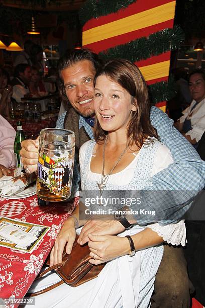 Götz Otto Und Ehefrau Sabine Im Hippodrom Nach Dem Anstich Auf Dem Oktoberfest In München Am 180910