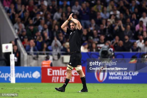 Samuel Whitelock of New Zealand applauds the fans as he leaves the field whilst being replaced during the Rugby World Cup France 2023 match between...