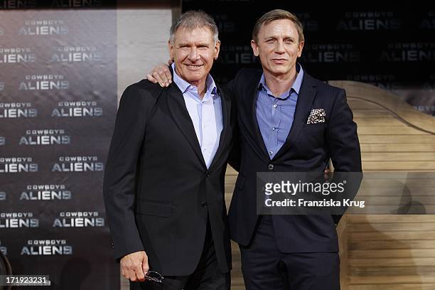 Schauspieler Harrison Ford Und Schauspieler Daniel Craig Bei Der Premiere Von Cowboys & Aliens In Berlin