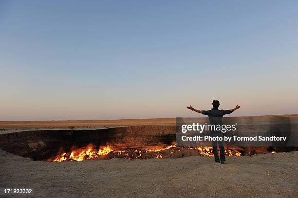 derweze gas crater - volcanic crater stock-fotos und bilder