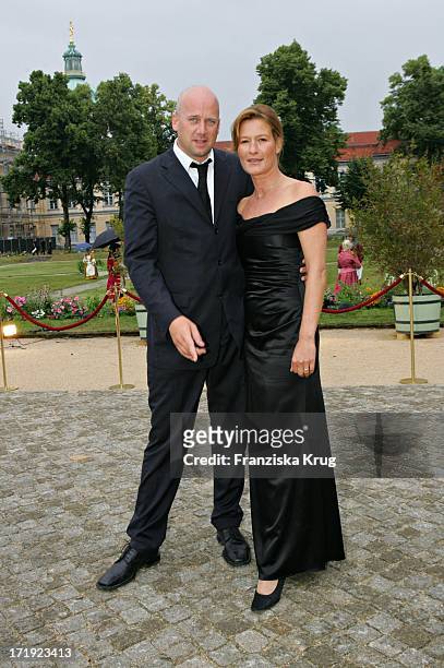 Suzanne Von Borsody Und Freund Jens Schniedenharn Bei Der "Innocence In Danger" Gala Im Schloss Charlottenburg In Berlin Am 010705