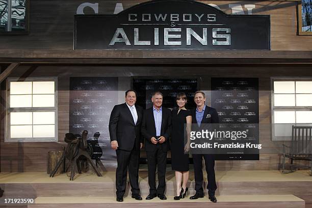 Regisseur Jon Favreau, Schauspieler Harrison Ford, Schauspielerin Olivia Wilde Und Schauspieler Daniel Craig Bei Der Premiere Von Cowboys & Aliens In...