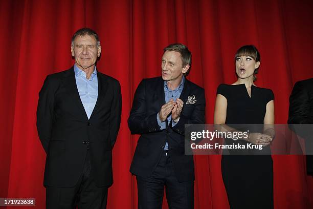 Schauspieler Harrison Ford, Schauspieler Daniel Craig Und Schauspielerin Olivia Wilde Bei Der Premiere Von Cowboys & Aliens In Berlin