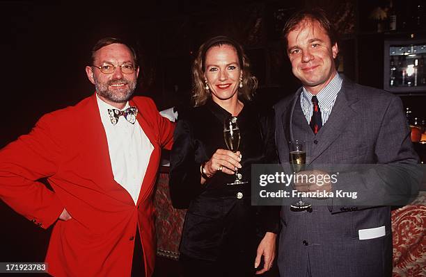 Hans Peter Wodarz und Hubertus Meyer Burckhardt und Ehefrau Jacqueline Bei Benefiz Gala "Pomp Duck & Circumstance"