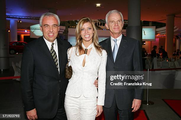 Hans Reiner Schröder Mit Freundin Katerina Goldbach Und Dr. Thomas Bonke Bei Der 3er Bmw Präsentation Und Charity Gala Zugunsten "Sternstunden" Vom...