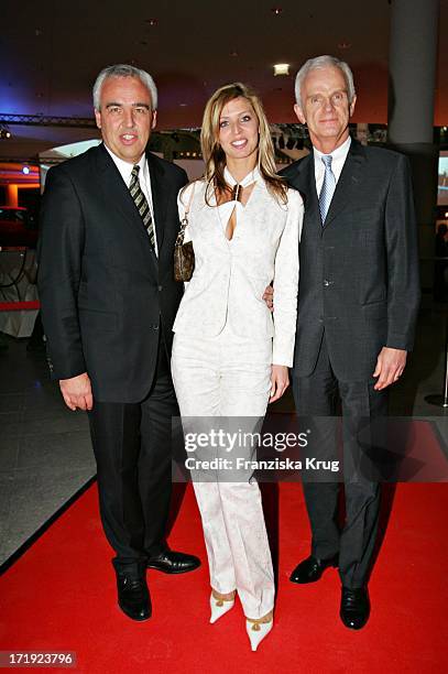 Hans Reiner Schröder Mit Freundin Katerina Goldbach Und Dr. Thomas Bonke Bei Der 3er Bmw Präsentation Und Charity Gala Zugunsten "Sternstunden" Vom...