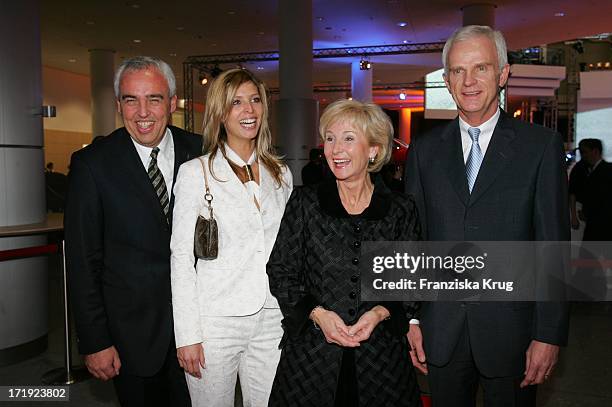 Hans Reiner Schröder Mit Freundin Katerina Goldbach, Karin Stoiber Und Dr. Thomas Bonke Bei Der 3er Bmw Präsentation Und Charity Gala Zugunsten...