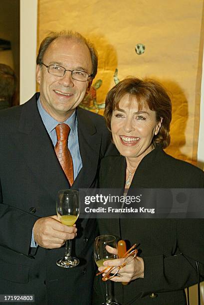 Thekla Carola Wied Mit Ehemann Hannes Bei Der Finissage Von Mick Flick Zugunsten Der Sos Kinderdörfer Im Foyer Des GundJ Verlagshauses In Hamburg Am...