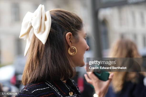 Close-up view of a bow tie hair detail , outside Chanel, during the Womenswear Spring/Summer 2024 as part of Paris Fashion Week on October 03, 2023...