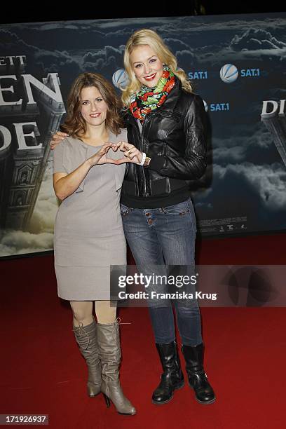 Vanessa Jung Und Verena Mundhenke Bei Der Sat.1 Premiere Des Films "Die Säulen Der Erde" Im Cinestar Im Sonycenter Am Potsdamer Platz In Berlin Am...