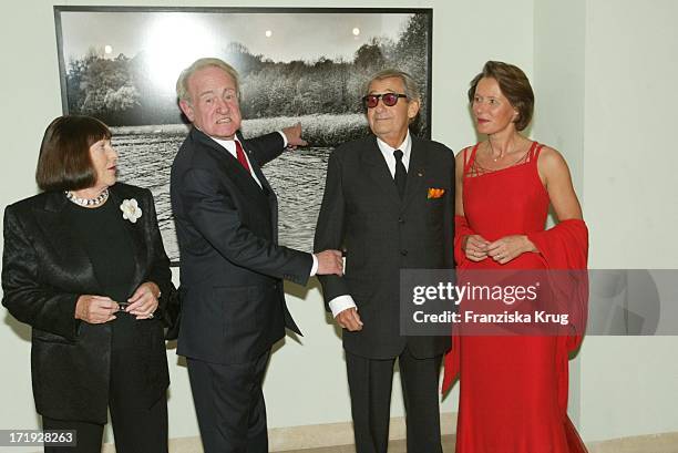 June Brown, Bundespräsident Johannes Rau, Helmut Newton Und Christina Rau Bei Der Benefiz Modenschau Auf Schloss Bellevue Am 211003