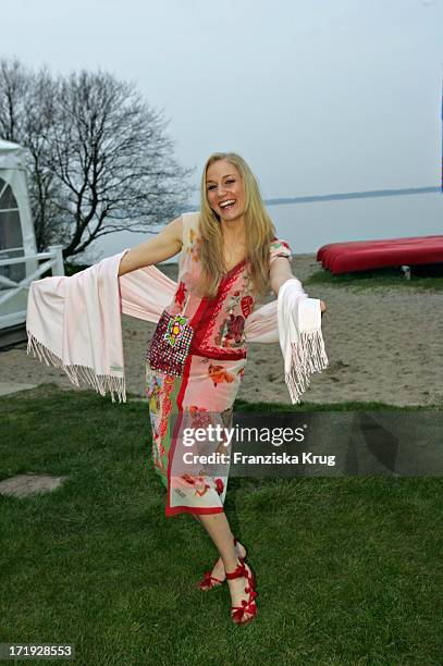 Janine Kunze Bei Der Benefiz-Gala Anlässlich 5 Jahre Land Fleesensee Und 50 Jahre Sos Kinderdörfer Im Radisson Sas Schlosshotel Am 300405