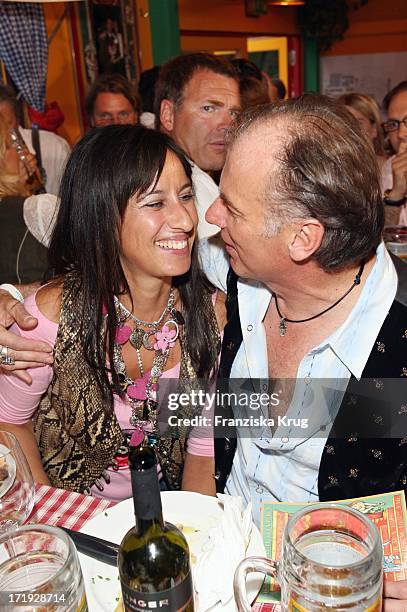 Wolfgang Fierek Und Ehefrau Djamila Beim Stammtisch Von Birgitt Wolff Baumgartl Und Sepp_Krätz Im Festzelt Hippodrom Beim 173. Oktoberfest Am 160906 .