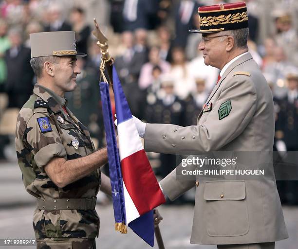 Le général d'Armée chef d'état-major de l'armée de Terre Bernard Thorette passe le drapeau symbolisant la prise de commandement du CFAT au général de...