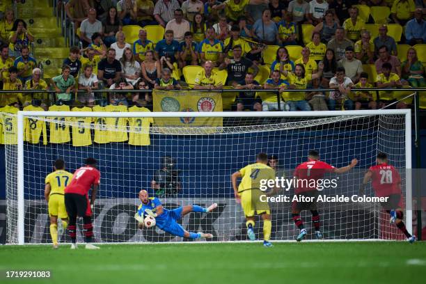 Pepe Reina of Villarreal FC saves a penalty shoot during the UEFA Europa League Group F match between Villarreal CF and Stade Rennais FC at Estadio...