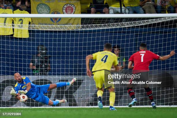 Pepe Reina of Villarreal FC saves a penalty shoot during the UEFA Europa League Group F match between Villarreal CF and Stade Rennais FC at Estadio...