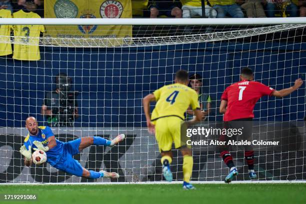 Pepe Reina of Villarreal FC saves a penalty shoot during the UEFA Europa League Group F match between Villarreal CF and Stade Rennais FC at Estadio...