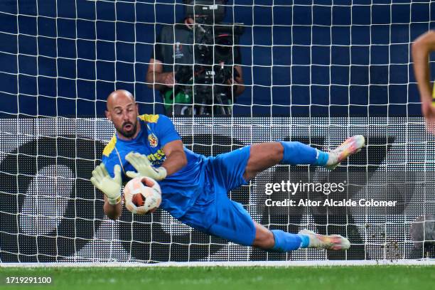 Pepe Reina of Villarreal FC saves a penalty shoot during the UEFA Europa League Group F match between Villarreal CF and Stade Rennais FC at Estadio...