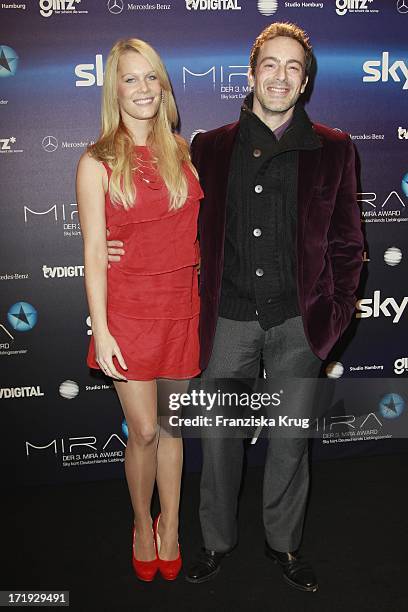 Gedeon Burkhard Und Freundin Anika Bormann Bei Der Verleihung Der 3. Mira Awards In Berlin