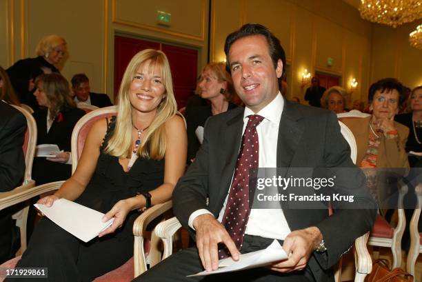 Jessica Stockmann Mit Florian Haffa Beim "Catwalk Für Den Guten Zweck" Im Berliner Hotel Adlon