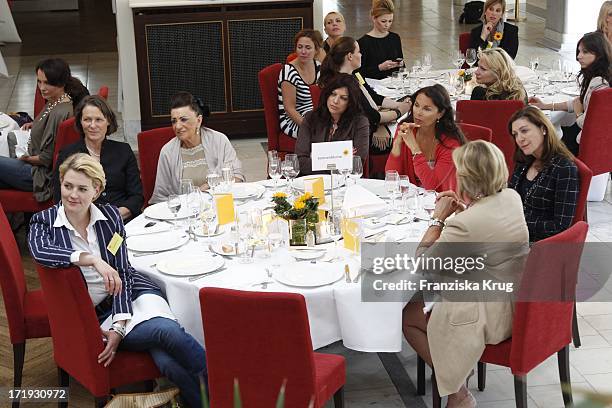 Christina Rau Und Marie Brauner Und Tochter Alice Und Anna Von Griesheim Und Alexandra Von Rehlingen Beim Dkms Ladies Lunch In Berlin