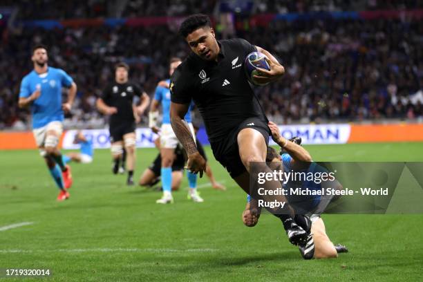 Leicester Fainga'anuku of New Zealand scores his team's eleventh try during the Rugby World Cup France 2023 match between New Zealand and Uruguay at...