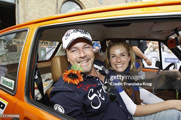 Till Demtröder Und Eve Scheer Beim Ende Der 4. Oldtimer Rallye Berlin Klassik In Berlin