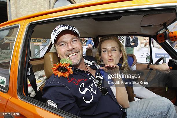 Till Demtröder Und Eve Scheer Beim Ende Der 4. Oldtimer Rallye Berlin Klassik In Berlin