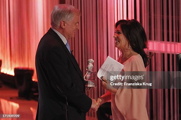 Horst Seehofer Und Iris Berben Bei Der Verleihung Des Bayerischen Fernsehpreis In München 100611