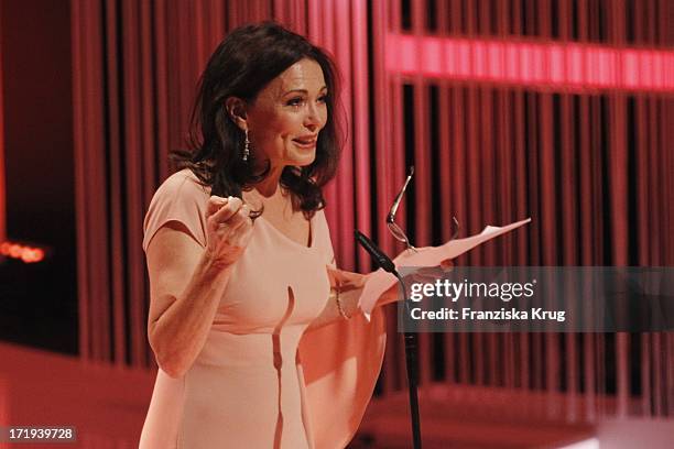 Iris Berben Bei Der Verleihung Des Bayerischen Fernsehpreis In München 100611