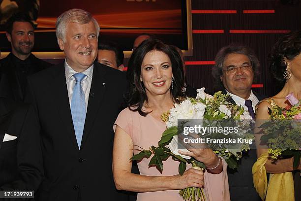 Horst Seehofer Und Iris Berben Bei Der Verleihung Des Bayerischen Fernsehpreis In München 100611