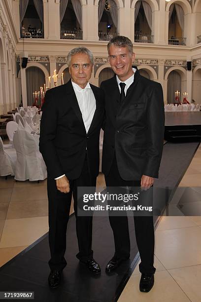 John Neumeier Und Sein Freund Prof Dr Dr Hermann Reichenspurner Bei Der Ballettgala Intermezzo Vi Der Freunde Des Ballettzentrums John_Neumeier Im...