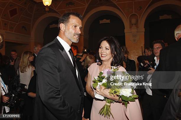 Iris Berben Und Freund Heiko Kiesow Bei Der Verleihung Des Bayerischen Fernsehpreis In München 100611