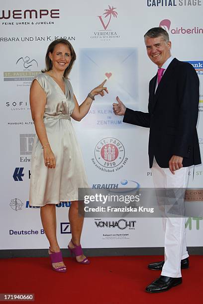 Jonica Jahr- Goedhart Und Prof Dr Dr Hermann Reichenspurner Bei Der Das Kleine Herz Im Zentrum Benefizgala Im St Pauli Theater In Hamburg