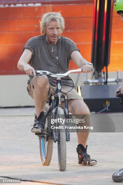 Thomas Gottschalk Fährt Fahrrad Bei Der Generalprobe Zu Wetten Dass Open Air In Der Stierkampfarena In Palma De Mallorca