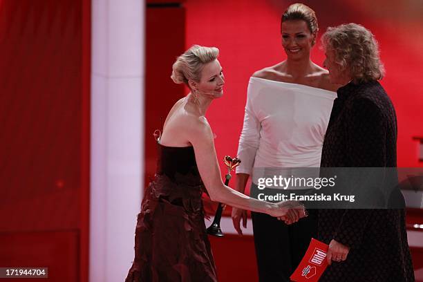 Fürstin Charlene Von Monaco, Franziska Van Almsick Und Thomas Gottschalk Bei Der Ein Herz Für Kinder Gala In Der Axel Springer Passage In Berlin