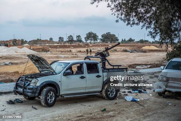 October 2023, Israel, Kibbutz Be'eri: A destroyed pickup truck mounted with machine guns, used by Hamas militants in their attack on Kibbutz Be'eri,...