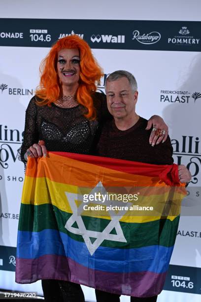 October 2023, Berlin: Gloria Viagra and Thomas Herrmanns hold a rainbow flag with a Star of David while attending the premiere of "Falling - In Love"...