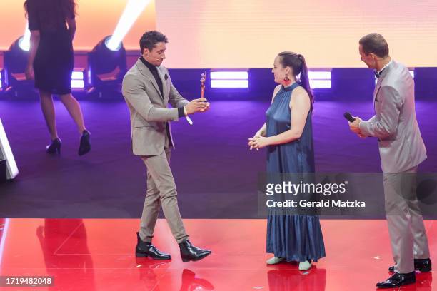 Rene Casselly, Philippa Mund and Kai Pflaume during the "Goldene Bild der Frau" Award 2023 at Stage Theater on October 11, 2023 in Hamburg, Germany.