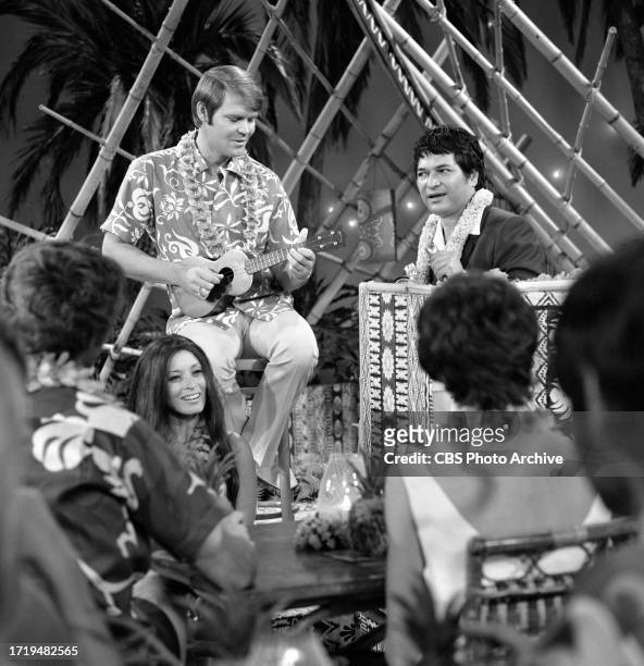 The Glen Campbell Goodtime Hour. A CBS television musical variety show. Episode recorded August 24, 1969. Pictured from left is host, Glen Campbell...