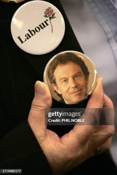 Supporter of British Prime Minister Tony Blair displays his badges at the Trimdon Labour Club, in Sedgefield, in north-east England, 10 May 2007....