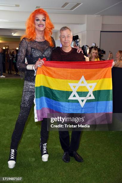 Gloria Viagra and Thomas Hermanns attend the "Falling in love" grand show premiere at Friedrichstadt-Palast on October 11, 2023 in Berlin, Germany.