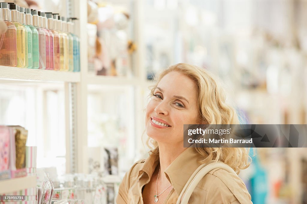 Sonriente mujer en tienda