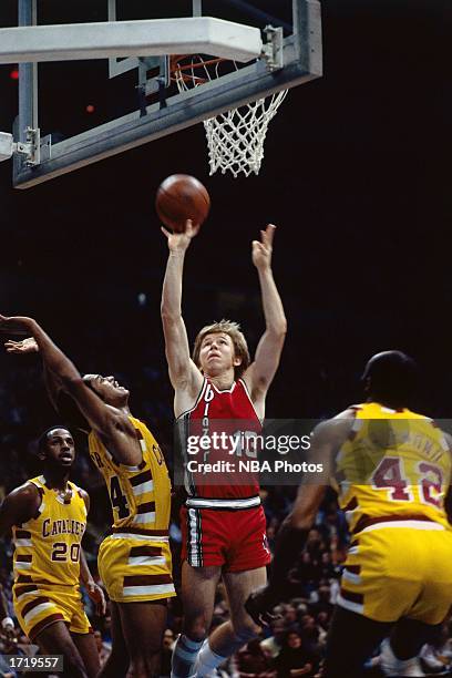 Dave Twardzik of the Portland Trailblazers goes for a layup against the Cleveland Cavaliers during an NBA game in January 20, 1977 in Cleveland,...