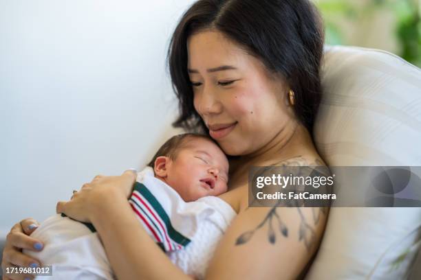 skin to skin with mommy - newborn stock pictures, royalty-free photos & images